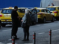 Șoferii de taxi din Moscova se luptă unul cu celălalt, recuperează - pe pasageri