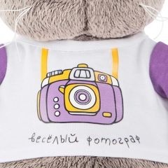 Мека играчка котка Basik тениска - весел фотограф 22 см, budibasa, цената на 990 рубли