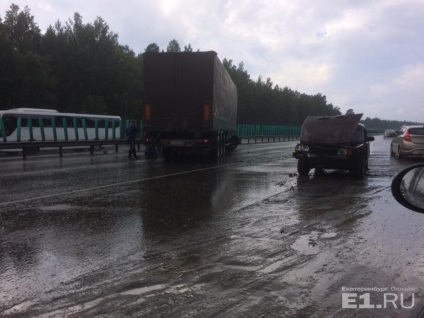 Pe suportul tractului siberian vagonul a întors drumul după o coliziune cu o mașină de pasageri