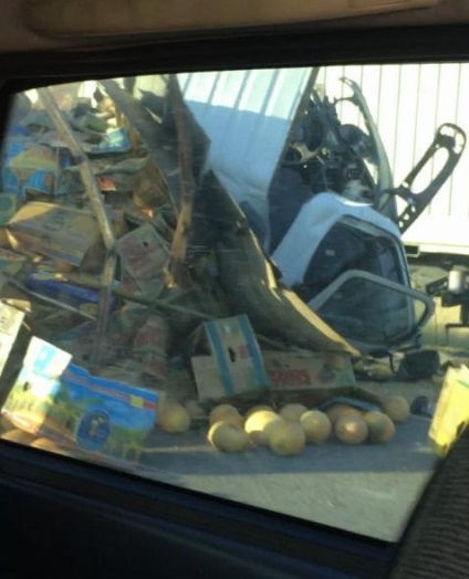 Pe autostrada Simferopol-Armenian a prăbușit un camion cu pepeni (foto)