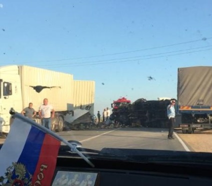 Az autópálya Szimferopol-örmény törött kocsi dinnyék (fotó)