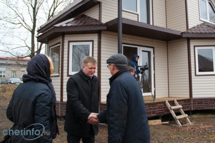 La expoziția de construcții de locuințe din lemn, primarul Cherepovets Yuri vărul sa uitat la cum să construiască case pe