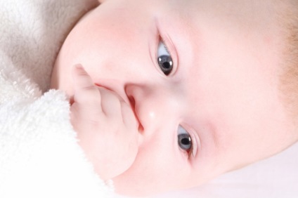 Egy újszülött alszik nyitott szájjal, hogy miért és mit kell csinálni (Komorowski)