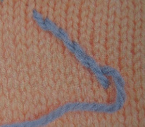 Predarea lecțiilor de broderie asupra produselor tricotate