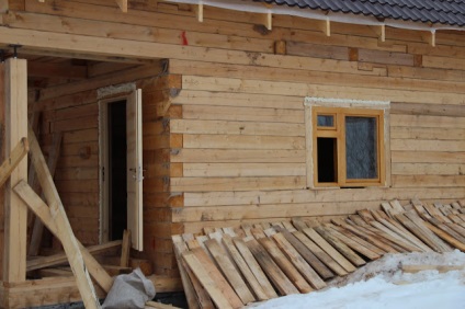 O fereastră într-o casă de lemn, o gospodărie siberiană