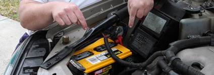 Pericolul de a reîncărca o baterie de mașină într-o clădire rezidențială, de securitate în regiunea Orel