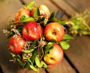 Idee originală pentru un buchet de flori și fructe de mireasă