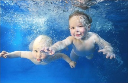 Înotul unui copil în piscină