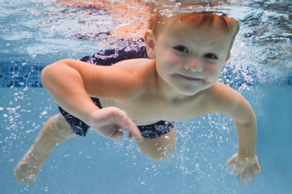 Înotul unui copil în piscină