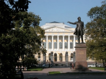 Zona de arte înainte de Palatul Mikhailovsky, Sankt-Petersburg