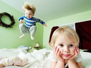 Miért a gyermek mozgásaival álmában