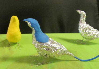 Păsări din plastic de catifea