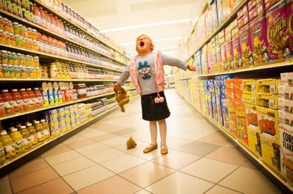 Copil și cumpărături în magazin