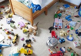Copilul nu curăță jucăriile