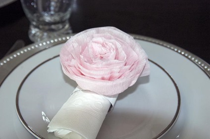Trandafiri din șervețele decorează o masă festivă și un interior într-un stil romantic