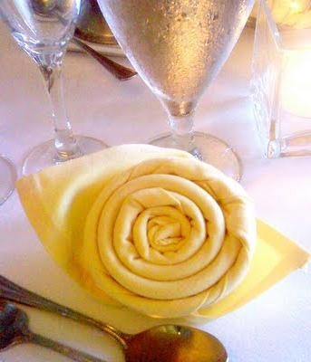 Rózsák szalvéták kivenni egy ünnepi asztal és a belső romantikus stílusban