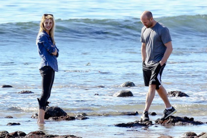 Rosie Huntington-Whiteley și Jason Statham la plimbare cu favoritele de animale de companie, o bârfă