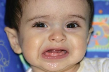 Повръщане, докато никненето на зъби при деца може да го бъде, защо и как да се отървете от него