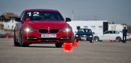 Leültünk az asztal az új iskolában bmw vezetési élmény