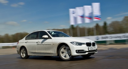 Ne așezăm la birou în noua experiență de conducere a școlii BMW