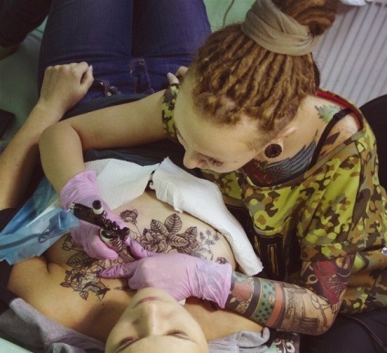 Készíts egy tetoválás kabinjában tart, vagy nyisson meg egy tetováló stúdió