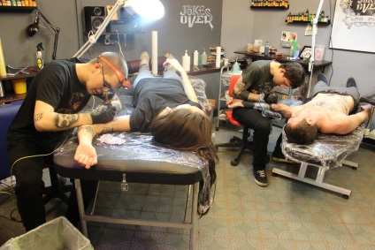 Készíts egy tetoválás kabinjában tart, vagy nyisson meg egy tetováló stúdió