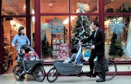 Familie de bicicletă-transformator, care într-un minut se transformă într-un cărucior