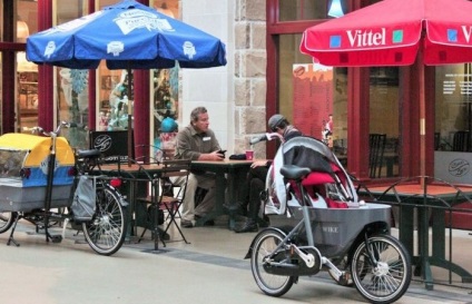 Familie de bicicletă-transformator, care într-un minut se transformă într-un cărucior