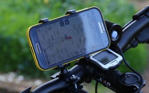 Smartphone cu un navigator gps bun și convenabil care funcționează fără Internet
