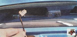 Demontarea și instalarea spoilerului spate al hayonului pe mașina Ford Focus 2