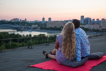 Побачення на даху в москві - пікнік або вечерю на даху для коханої людини