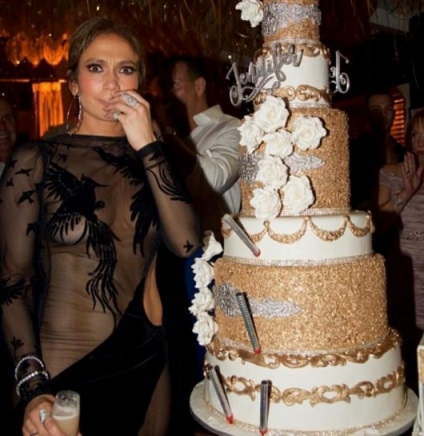 Doar uita-te la modul în care rochia celebra Jennifer Lopez a 48-a aniversare!