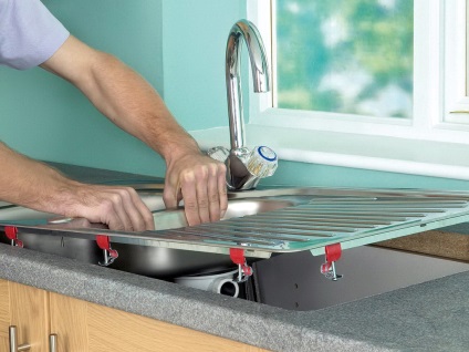 Instalând chiuveta în bucătărie cu propriile mâini - montează un model încorporat și unul deasupra capului