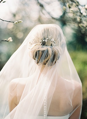 Alegeți o coafură de nuntă cu un văl și fără
