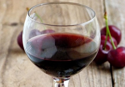 Vinul din cireșe congelate la domiciliu este o rețetă simplă