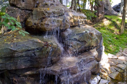 Cascada din piatra artificiala