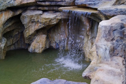 Cascada din piatra artificiala