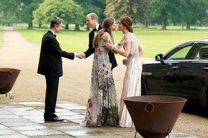 Rețeaua discută un tovarăș atractiv al prințului Harry la un banchet la Palatul Buckingham, o bârfă