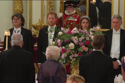 Rețeaua discută un tovarăș atractiv al prințului Harry la un banchet la Palatul Buckingham, o bârfă