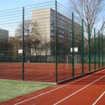 Kerítés vagy korlát a stadion, előírások, szabványok és szabályok építése vagy telepítése