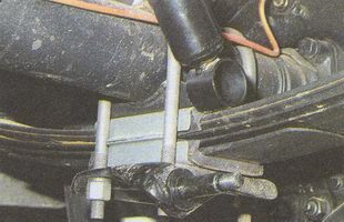 Înlocuirea amortizorului spate - repararea autovehiculului Volga gas 31105