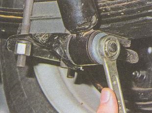 Înlocuirea amortizorului spate - repararea autovehiculului Volga gas 31105