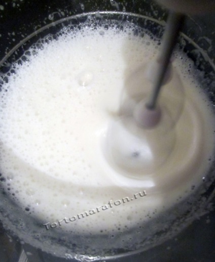 Crema de proteine ​​cremă pentru decorarea prăjiturilor
