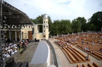 Teatrul Verde în jumătate