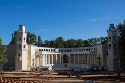 Teatrul Verde în jumătate