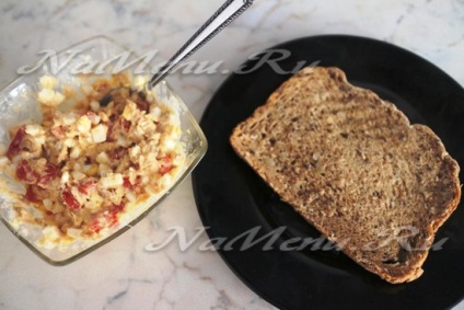 Sandwich cu conserve de ton, ou și roșii, o rețetă cu o fotografie cu maioneză