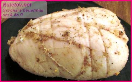 Carne de porc fiartă rece într-un multicarchet, produse de patiserie delicioase