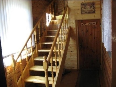 Scara din lemn în baia de la etajul al doilea - caracteristici de design populare
