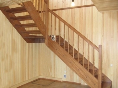 Scara din lemn în baia de la etajul al doilea - caracteristici de design populare
