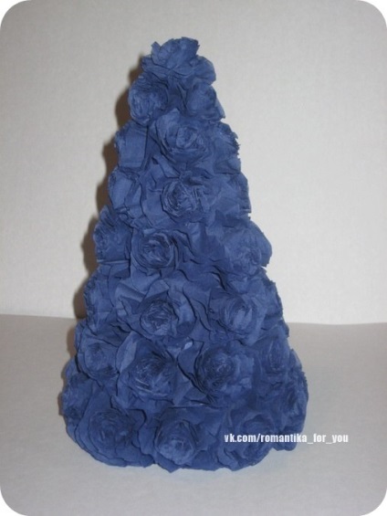 A karácsonyfa készült papír rózsa